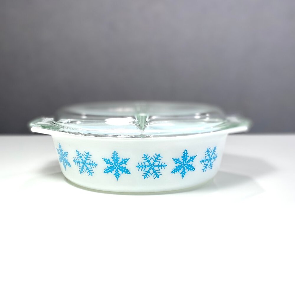 Vintage Pyrex 045 Snowflake 2.5 QT Casserole Dish With Lid White and Turquoise